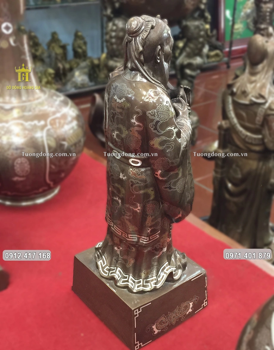 Hình ảnh phía sau lưng bức tượng đồng